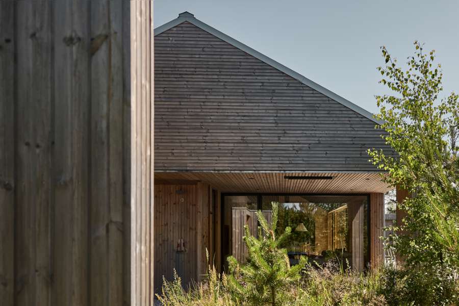 Pfannenblechen auf dem Dach schaffen die Grundlage für gemütliche Sommerhausstimmung, Torndrupskovvej 3, 9370 Hals, Dänemark